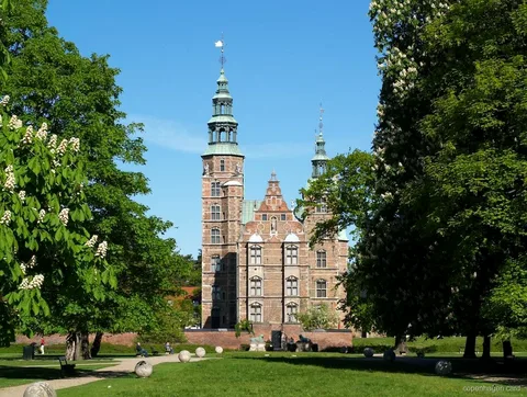 Wejście na bilety do zamku Rosenborg z Ogrodem Królewskim w tle