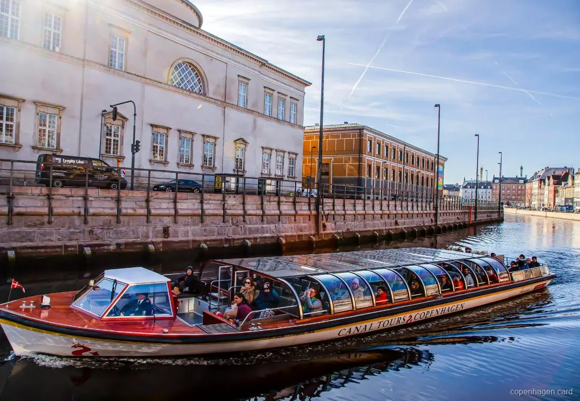 Creuer pels Canals de Copenhagen passant pel Palau de Christiansborg vora l'aigua