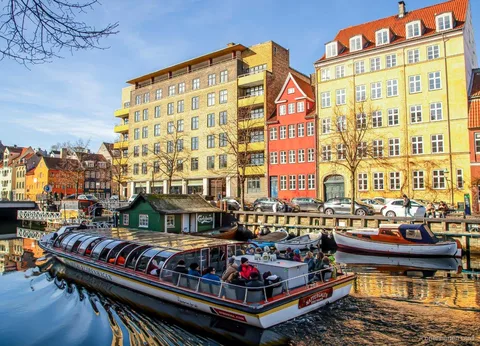 Kanalrundfart inkluderet med bus- og bådbilletten til København, forbi Nyhavn