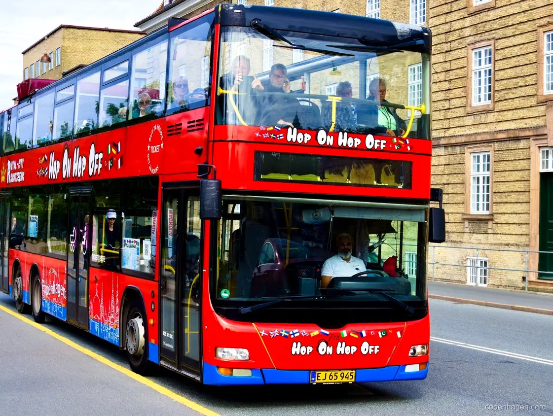 Kopenhagen Hop-On Hop-Off Bus milieuvriendelijke dubbeldekker bij een stadshalte