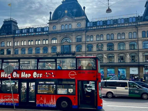 Halte van de Kopenhagen Hop-On Hop-Off Bus bij het Koninklijk Paleis