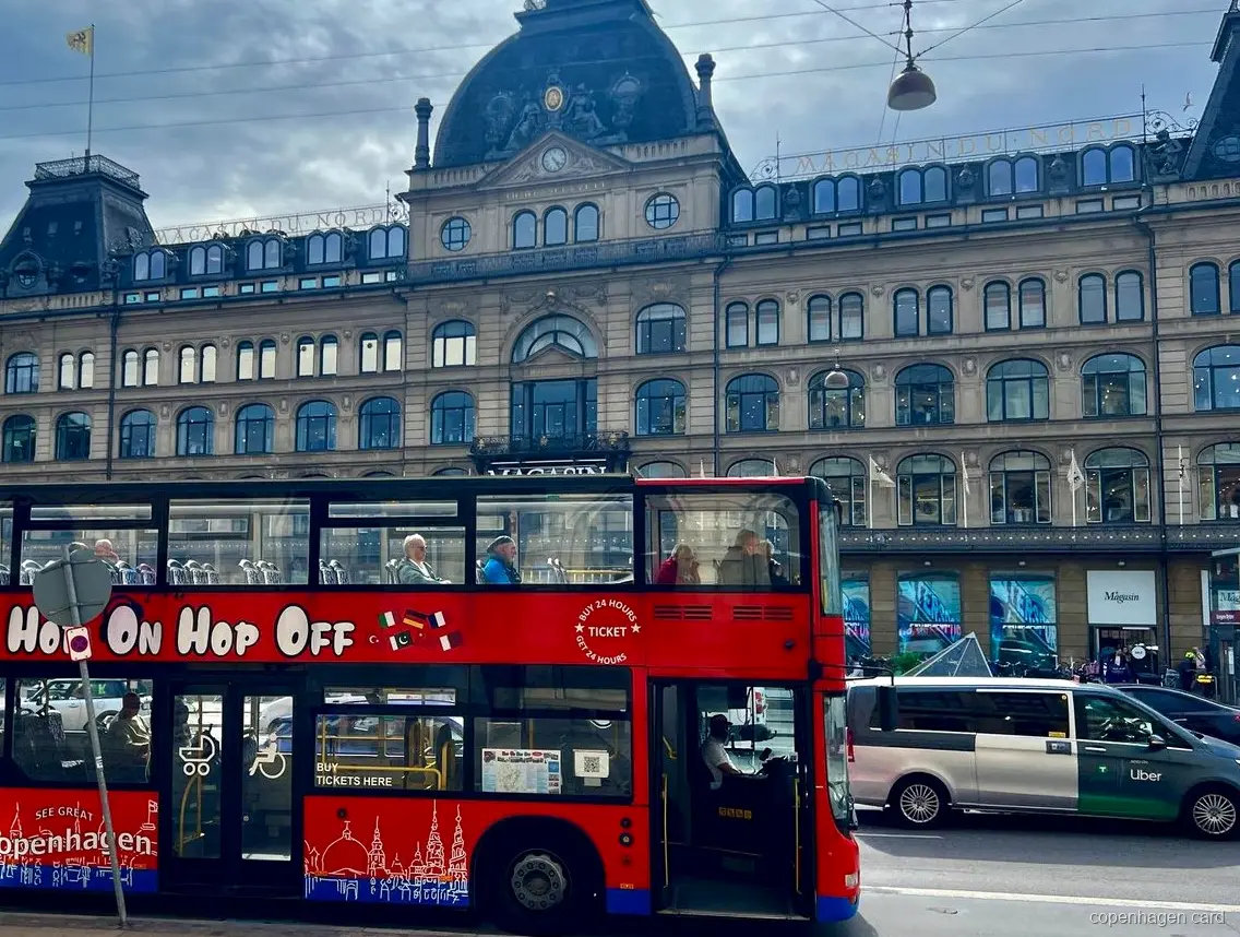 Halte van de Kopenhagen Hop-On Hop-Off Bus bij het Koninklijk Paleis