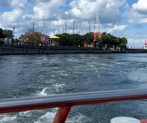 Kopenhagen Rondvaart boot vertrekt bij Ved Stranden langs historische gevels aan het water