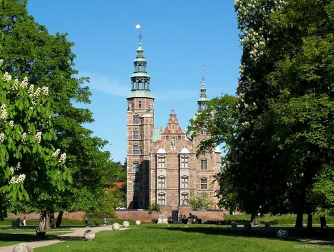 Eingang zu den Schloss Rosenborg Tickets mit dem Königsgarten im Vordergrund